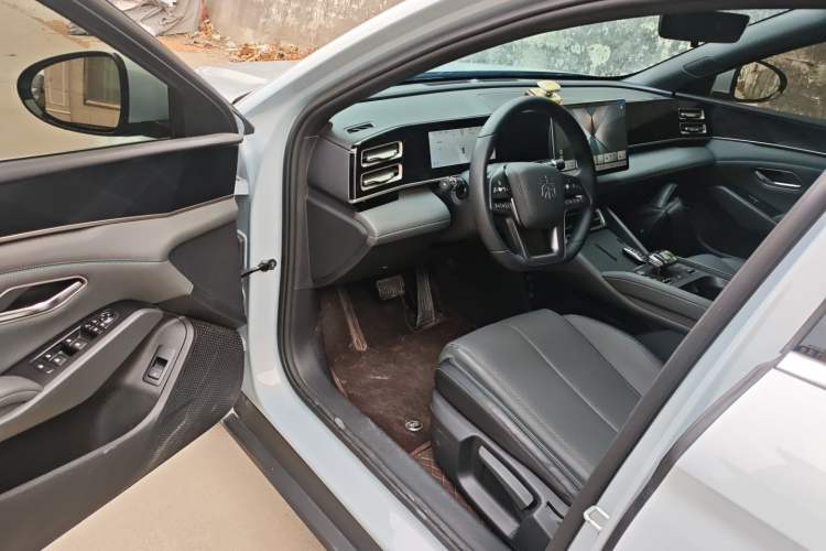 Used BYD Qin L 2025 DM-i Smart Drive 80KM Leading Model Driver Seat