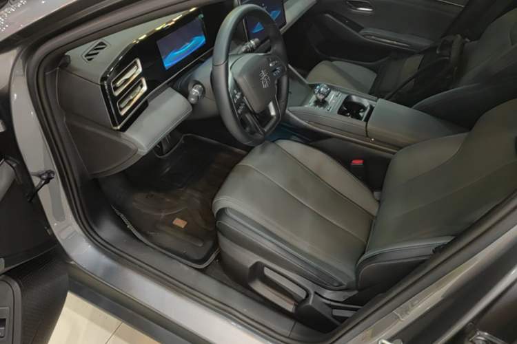 Used BYD Qin L 2025 DM-i Smart Drive 80KM Leading Model Driver Seat
