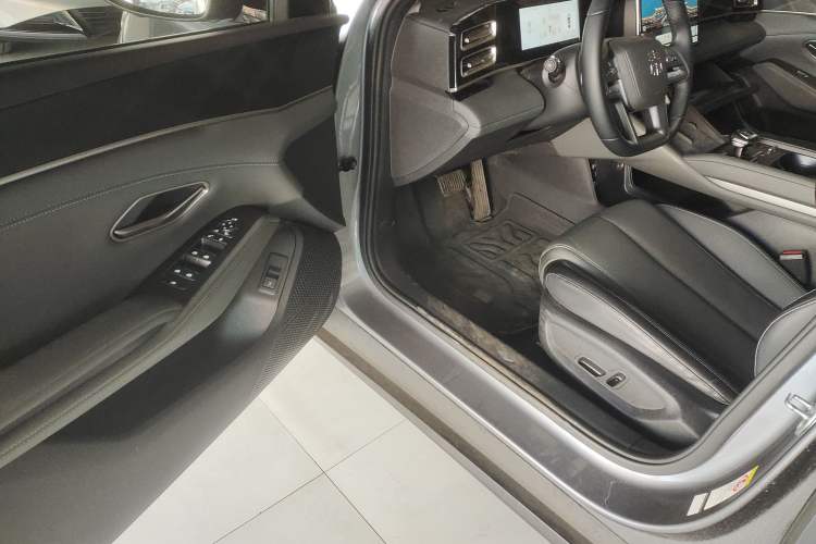 Used BYD Qin L 2025 DM-i Smart Drive 120KM Superior Model Driver Seat