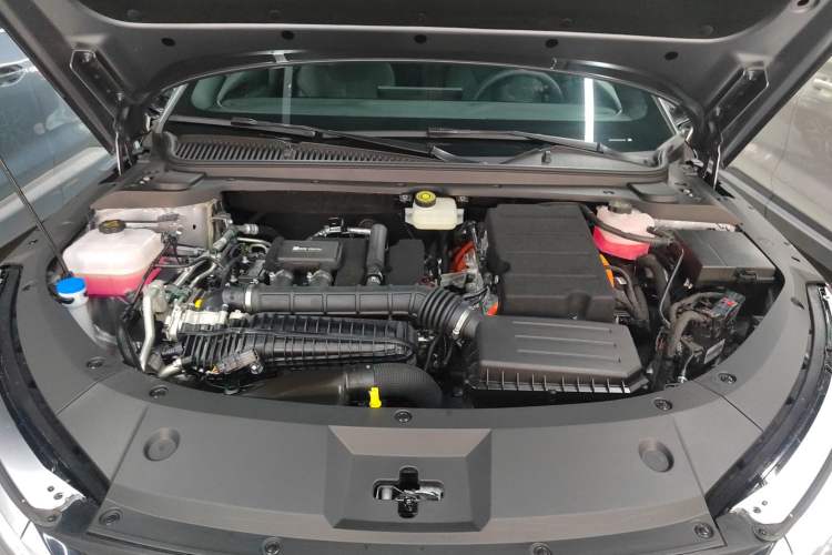 Used BYD Qin L 2025 DM-i Smart Drive 120KM Superior Model Engine Bay