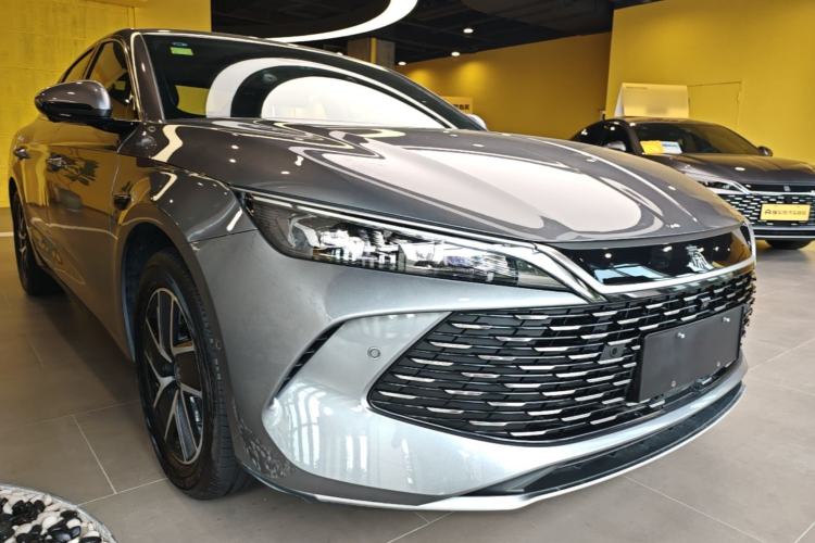 Used BYD Qin L 2025 DM-i Smart Drive 120KM Superior Model Front Right 45 Deg