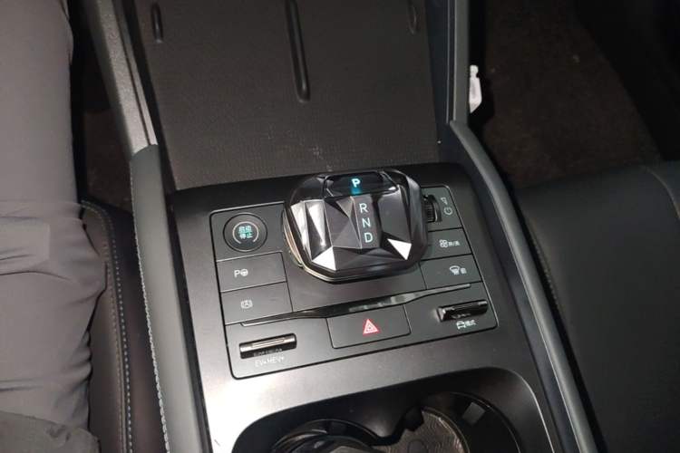 Used BYD Qin L 2025 DM-i Smart Drive 80KM Leading Model Gear Lever