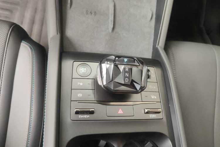 Used BYD Qin L 2025 DM-i Smart Drive 120KM Superior Model Gear Lever