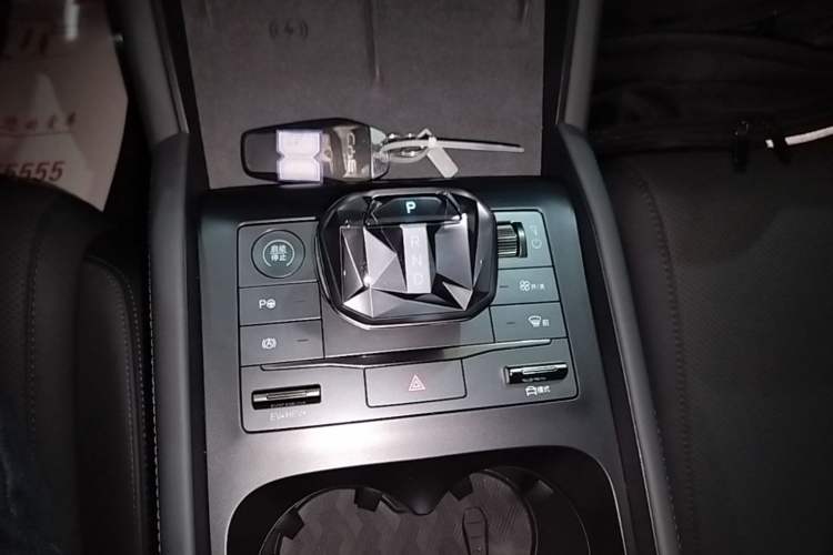 Used BYD Qin L 2025 DM-i Smart Drive 120KM Superior Model Gear Lever