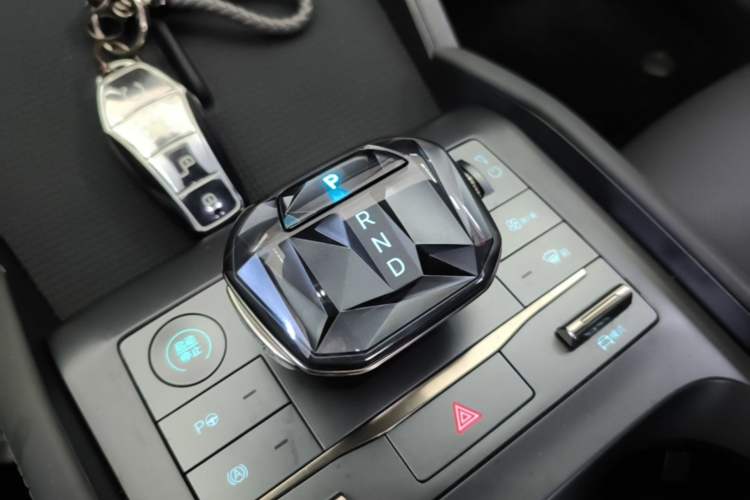 Used BYD Qin L 2025 DM-i Smart Drive 80KM Leading Model Gear Lever