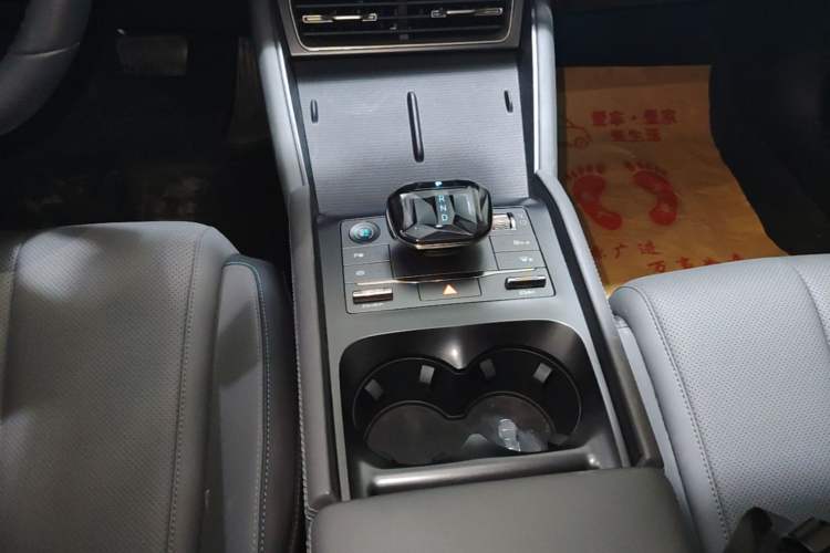Used BYD Qin L 2025 DM-i Smart Drive 120KM Leading Model Gear Lever