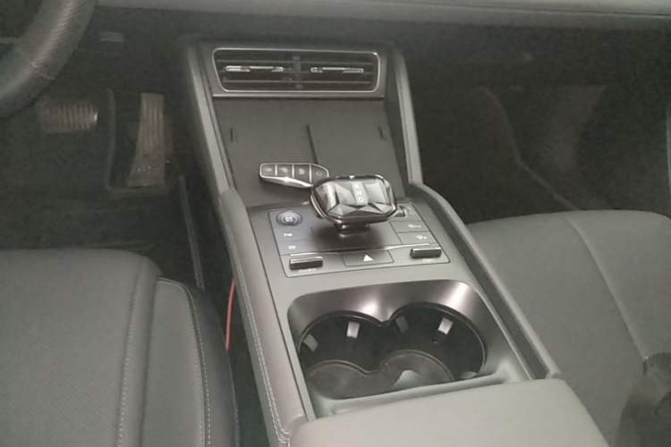 Used BYD Qin L 2025 DM-i Smart Drive 80KM Leading Model Gear Lever