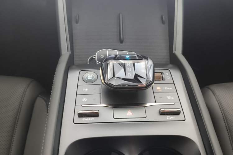 Used BYD Qin L 2025 DM-i Smart Drive 80KM Leading Model Gear Lever