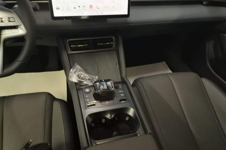 Used BYD Qin L 2025 DM-i Smart Drive 120KM Superior Model Gear Lever