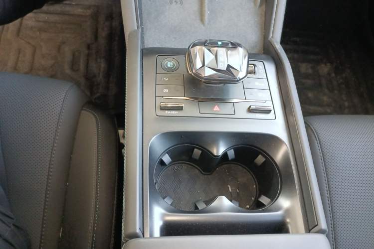 Used BYD Qin L 2025 DM-i Smart Drive 120KM Superior Model Gear Lever