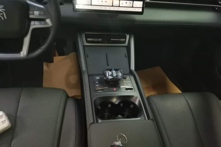 Used BYD Qin L 2025 DM-i Smart Drive 80KM Leading Model Gear Lever