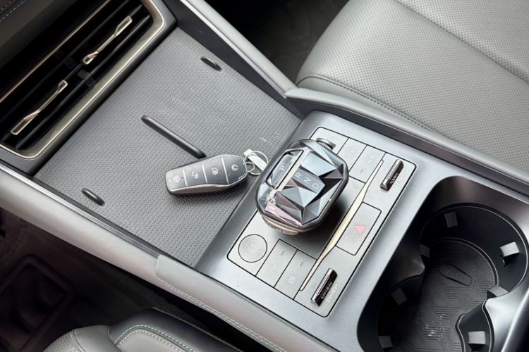 Used BYD Qin L 2025 DM-i Smart Drive 120KM Leading Model Gear Lever