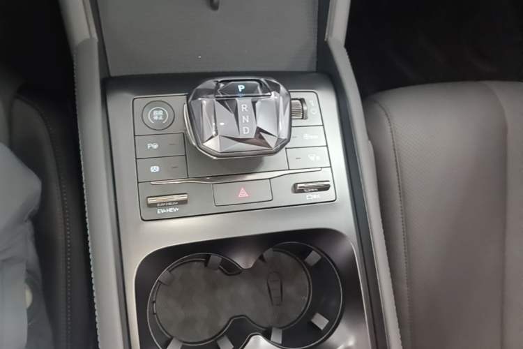 Used BYD Qin L 2025 DM-i Smart Drive 120KM Leading Model Gear Lever