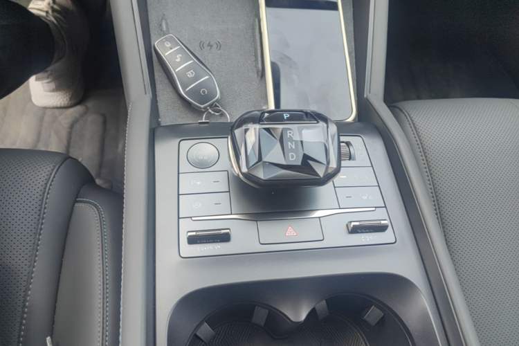 Used BYD Qin L 2025 DM-i Smart Drive 120KM Superior Model Gear Lever