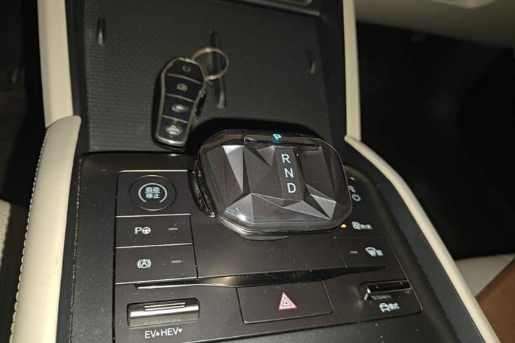 Used BYD Qin L 2025 DM-i Smart Drive 80KM Leading Model Gear Lever