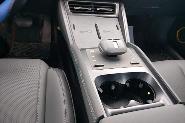 Used BYD Qin L 2025 DM-i Smart Drive 80KM Leading Model Gear Lever