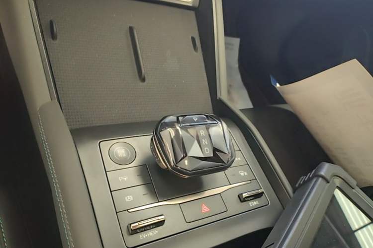 Used BYD Qin L 2025 DM-i Smart Drive 120KM Leading Model Gear Lever