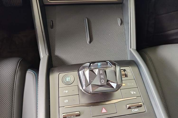 Used BYD Qin L 2025 DM-i Smart Drive 80KM Leading Model Gear Lever