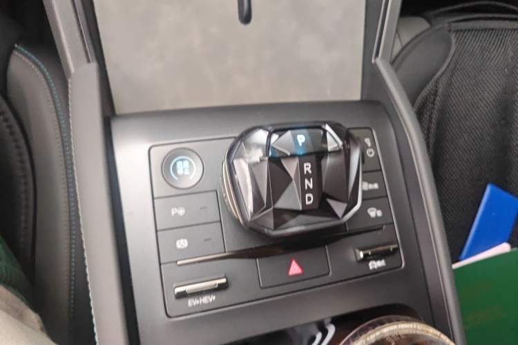 Used BYD Qin L 2025 DM-i Smart Drive 80KM Leading Model Gear Lever