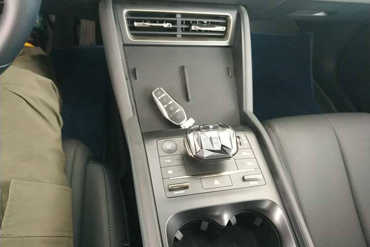 Used BYD Qin L 2025 DM-i Smart Drive 120KM Leading Model Gear Lever