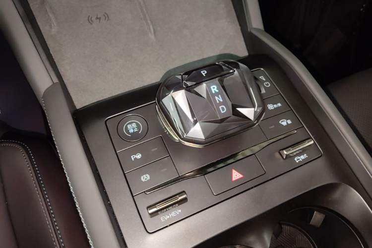 Used BYD Qin L 2025 DM-i Smart Drive 120KM Superior Model Gear Lever