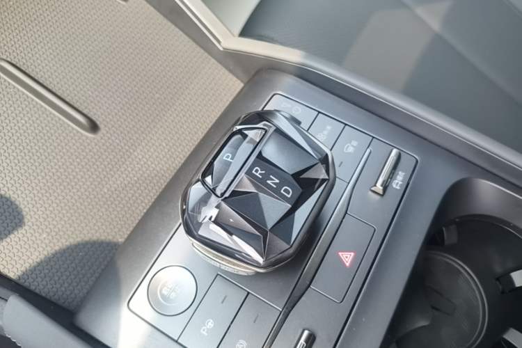 Used BYD Qin L 2025 DM-i Smart Drive 80KM Leading Model Gear Lever