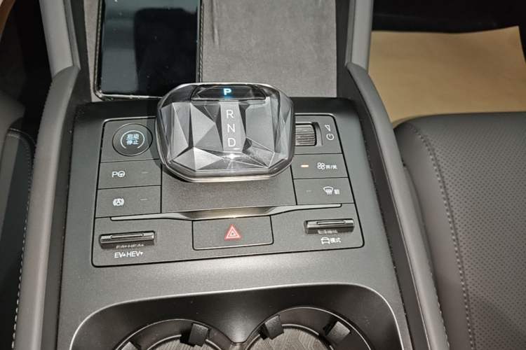 Used BYD Qin L 2025 DM-i Smart Drive 120KM Superior Model Gear Lever