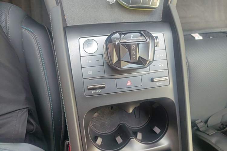 Used BYD Qin L 2025 DM-i Smart Drive 120KM Superior Model Gear Lever