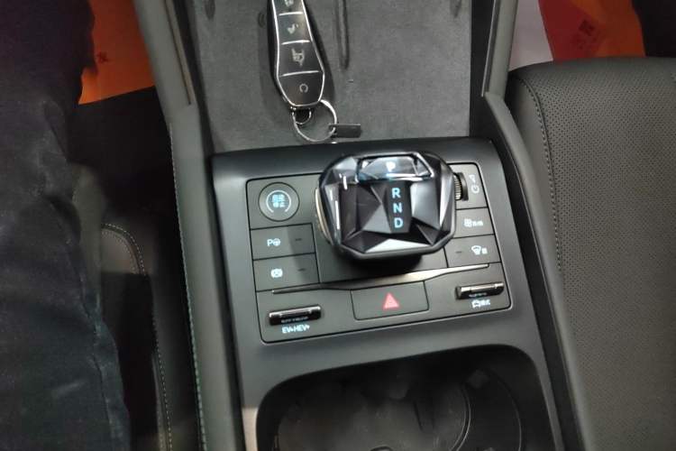 Used BYD Qin L 2025 DM-i Smart Drive 120KM Superior Model Gear Lever