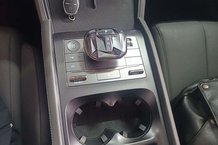 Used BYD Qin L 2025 DM-i Smart Drive 80KM Leading Model Gear Lever