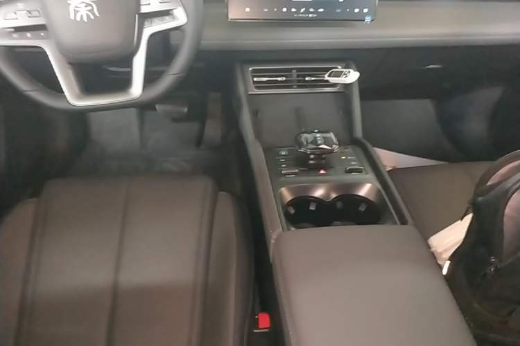 Used BYD Qin L 2025 DM-i Smart Drive 80KM Leading Model Gear Lever