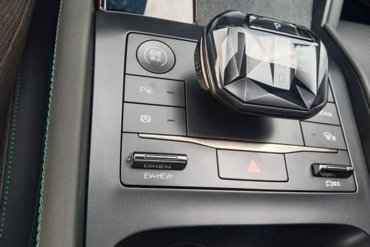 Used BYD Qin L 2025 DM-i Smart Drive 120KM Superior Model Gear Lever