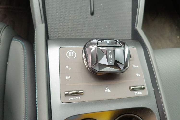 Used BYD Qin L 2025 DM-i Smart Drive 80KM Leading Model Gear Lever