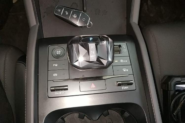 Used BYD Qin L 2025 DM-i Smart Drive 120KM Leading Model Gear Lever