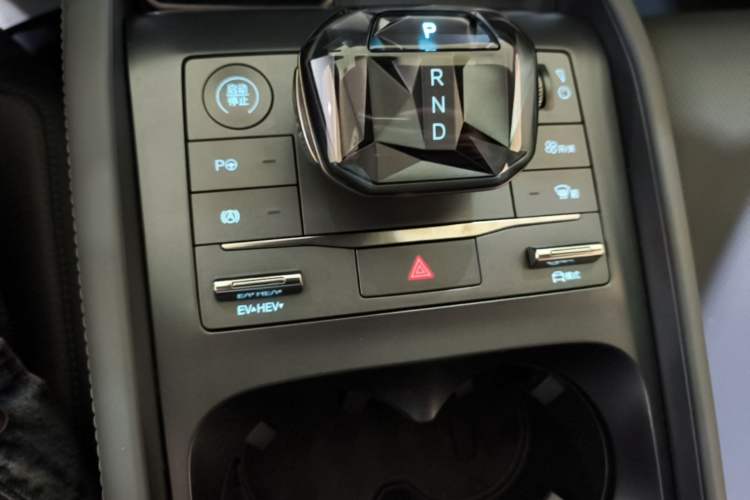 Used BYD Qin L 2025 DM-i Smart Drive 80KM Leading Model Gear Lever