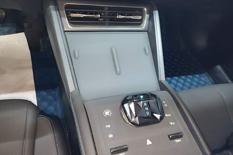 Used BYD Qin L 2025 DM-i Smart Drive 80KM Leading Model Gear Lever