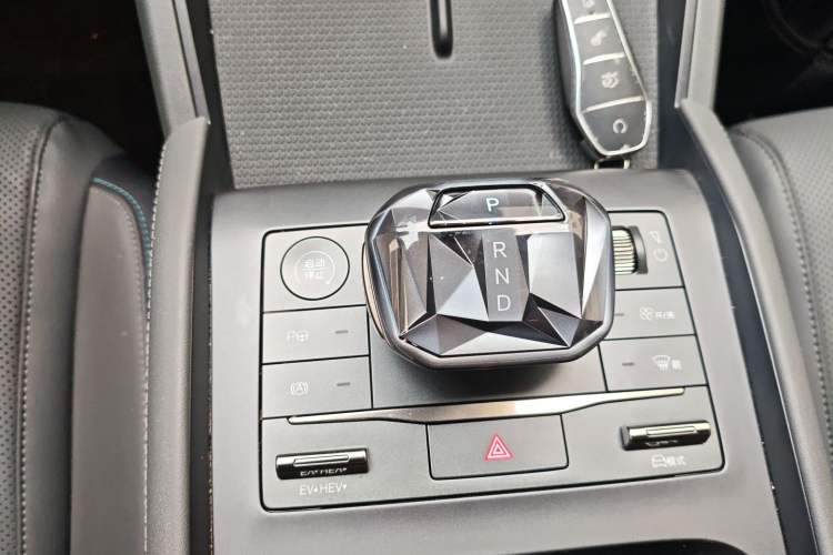 Used BYD Qin L 2025 DM-i Smart Drive 80KM Leading Model Gear Lever