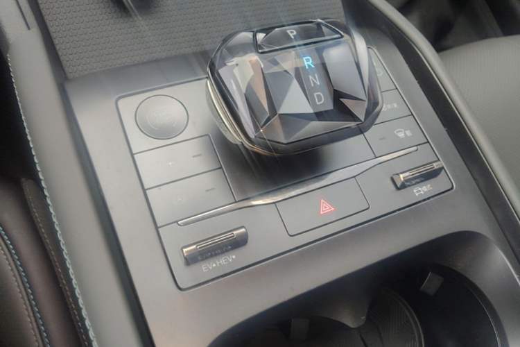 Used BYD Qin L 2025 DM-i Smart Drive 80KM Leading Model Gear Lever