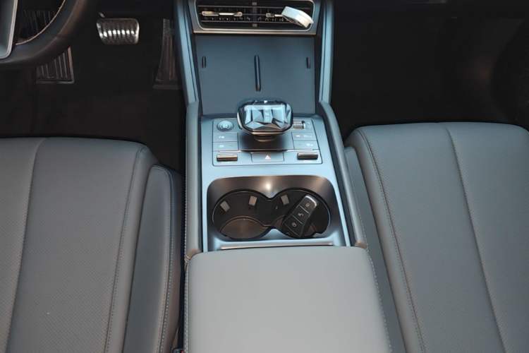 Used BYD Qin L 2025 DM-i Smart Drive 80KM Leading Model Gear Lever