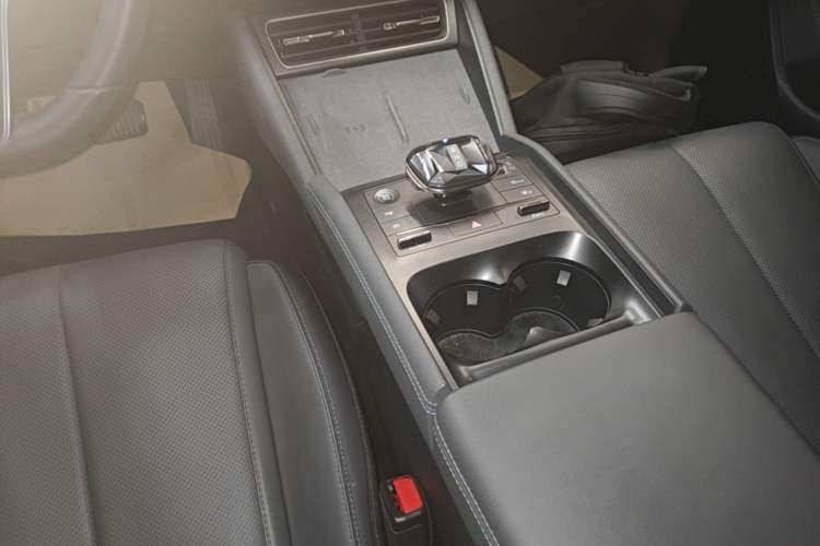 Used BYD Qin L 2025 DM-i Smart Drive 120KM Superior Model Gear Lever