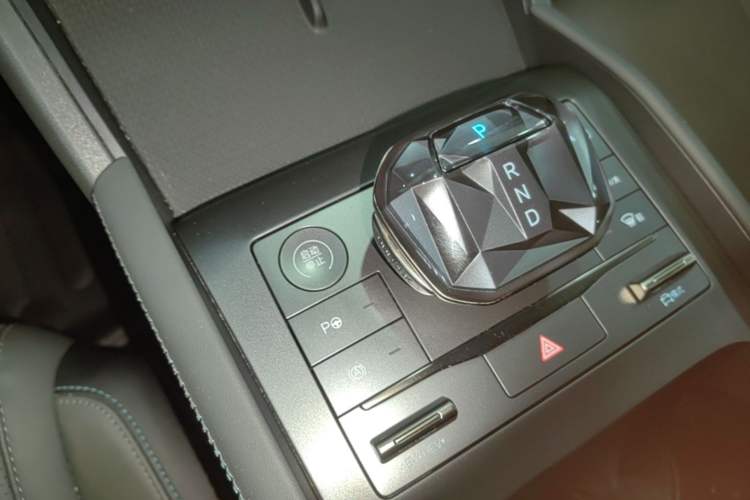 Used BYD Qin L 2025 DM-i Smart Drive 80KM Leading Model Gear Lever