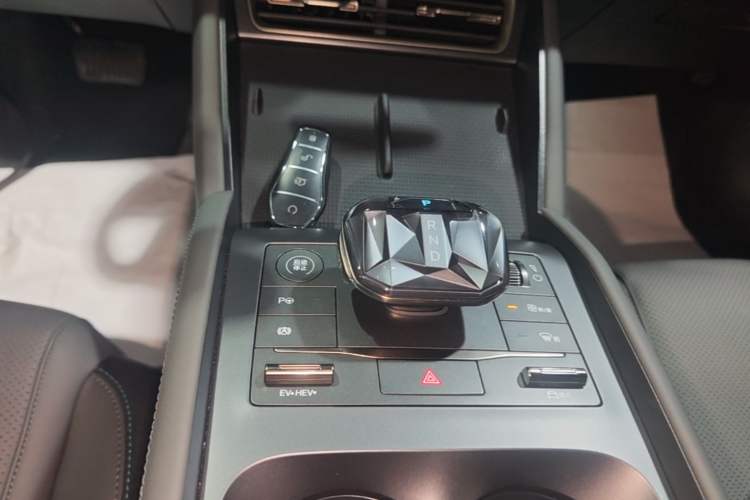Used BYD Qin L 2025 DM-i Smart Drive 120KM Leading Model Gear Lever