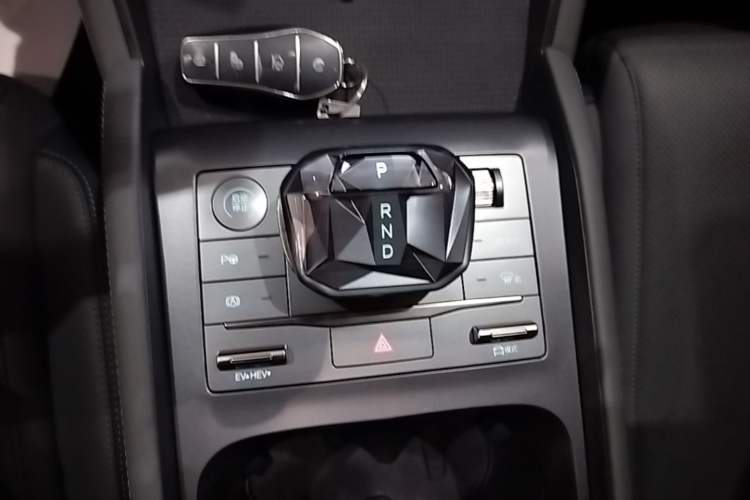 Used BYD Qin L 2025 DM-i Smart Drive 120KM Leading Model Gear Lever