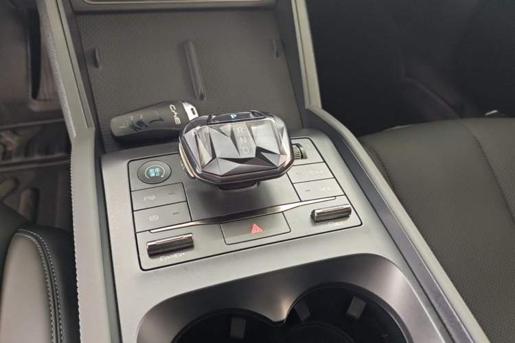 Used BYD Qin L 2025 DM-i Smart Drive 80KM Leading Model Gear Lever