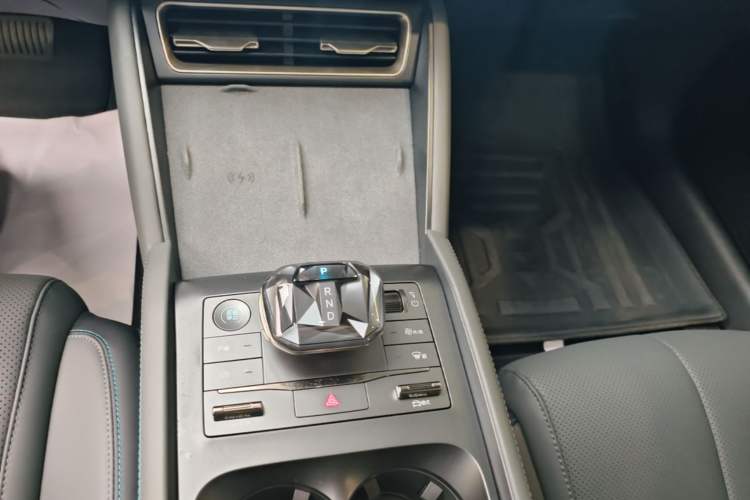 Used BYD Qin L 2025 DM-i Smart Drive 120KM Superior Model Gear Lever