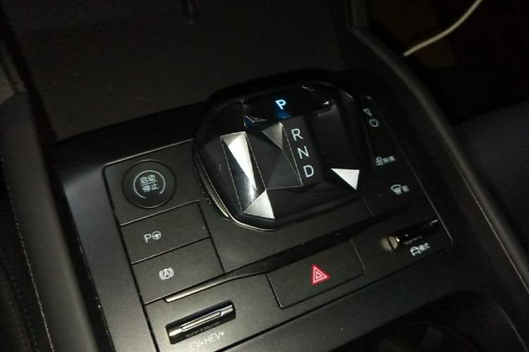Used BYD Qin L 2025 DM-i Smart Drive 80KM Leading Model Gear Lever