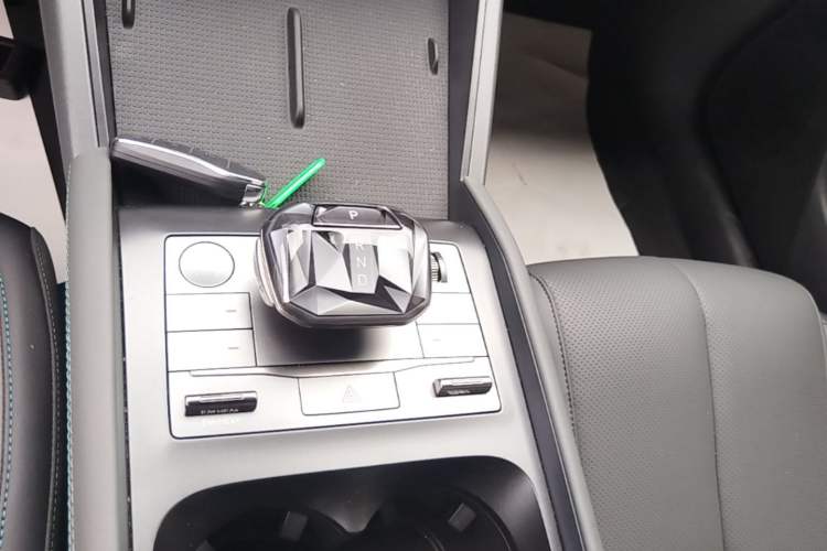 Used BYD Qin L 2025 DM-i Smart Drive 80KM Leading Model Gear Lever