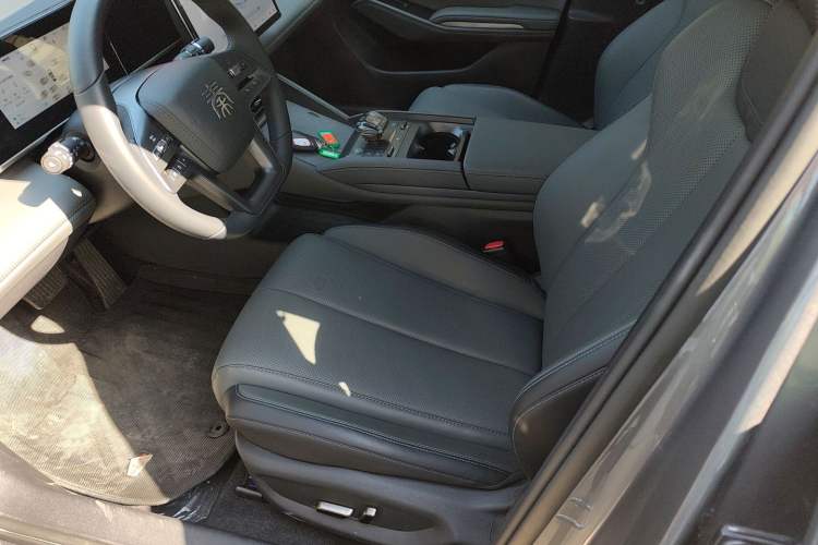 Used BYD Qin L 2025 DM-i Smart Drive 120KM Superior Model Interior 1