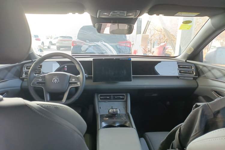 Used BYD Qin L 2025 DM-i Smart Drive 120KM Superior Model Interior 2