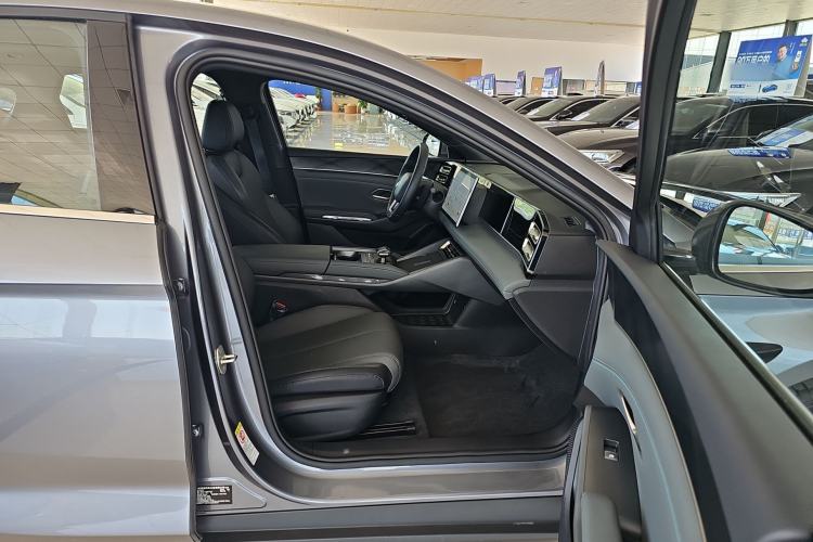 Used BYD Qin L 2025 DM-i Smart Drive 80KM Leading Model Interior 2